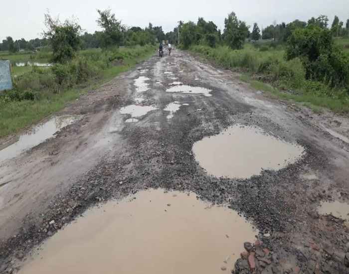 बिहार में पहली ही बारिश नहीं झेल पाई ये फोरलेन सड़क, करोड़ों की लागत हो गई चौपट.