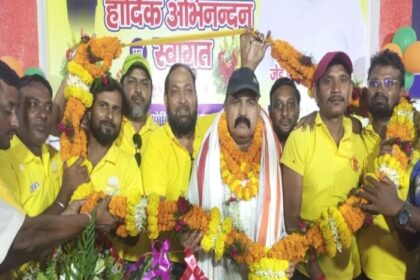 नौकरशाह ने चुनाव लड़ने के लिए छोड़ी नौकरी, हुआ जोरदार स्वागत.