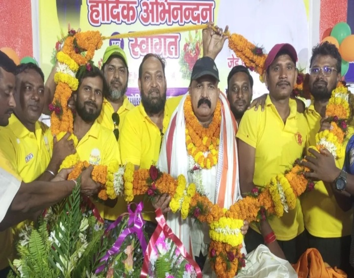 नौकरशाह ने चुनाव लड़ने के लिए छोड़ी नौकरी, हुआ जोरदार स्वागत.