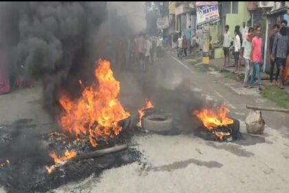 बच्चों की मौत से आक्रोश, अटल पथ पर लोगों ने काटा बवाल, सड़क जाम और आगजनी.