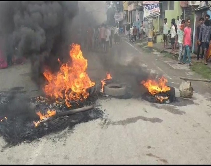 बच्चों की मौत से आक्रोश, अटल पथ पर लोगों ने काटा बवाल, सड़क जाम और आगजनी.