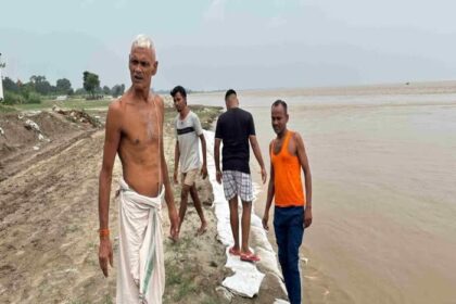 भोजपुर में गंगा ने मचाई तबाही, मदद करने पहुंचे मंत्री बीच रास्ते से भागे, भड़का लोगों का आक्रोश.