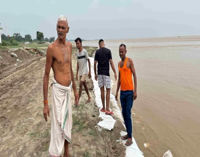 भोजपुर में गंगा ने मचाई तबाही, मदद करने पहुंचे मंत्री बीच रास्ते से भागे, भड़का लोगों का आक्रोश.