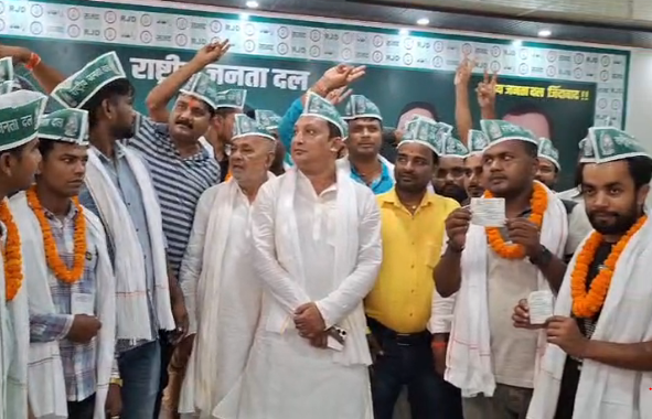 राजद में सैकड़ों युवाओं की घरवापसी: तेजस्वी को मुख्यमंत्री बनाने का लिया संकल्प
