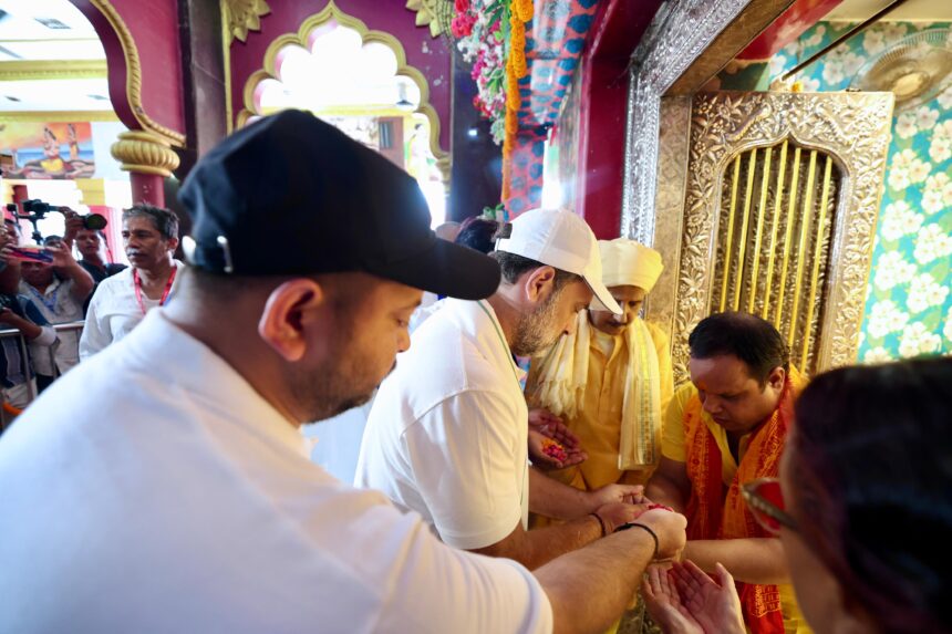 पुनौरा धाम बनी बिहार की सियासी धुरी: शाह-नीतीश के बाद राहुल-तेजस्वी ने टेका माथा
