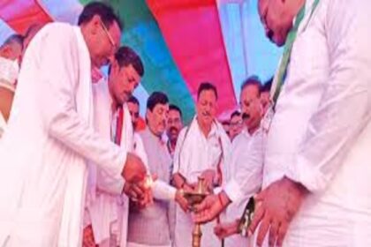 एनडीए का कार्यकर्त्ता सम्मेल्लन में सहयोगी दलों के बीच सीट को लेकर दिखाई दे रही खींचतान.