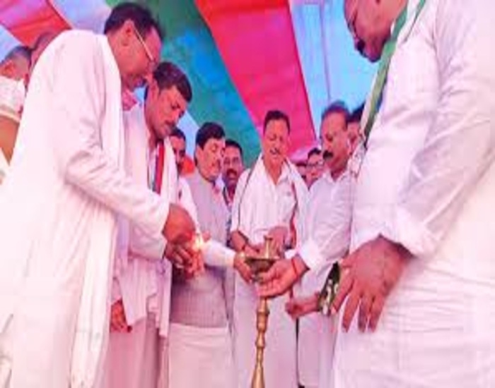 एनडीए का कार्यकर्त्ता सम्मेल्लन में सहयोगी दलों के बीच सीट को लेकर दिखाई दे रही खींचतान.