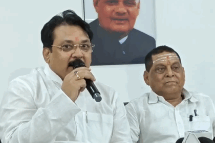 क्या तेजस्वी यादव के पास हैं दो वोटर ID? NDA ने चुनाव आयोग से पूछा- 'क्यों नहीं हो रही कार्रवाई?'