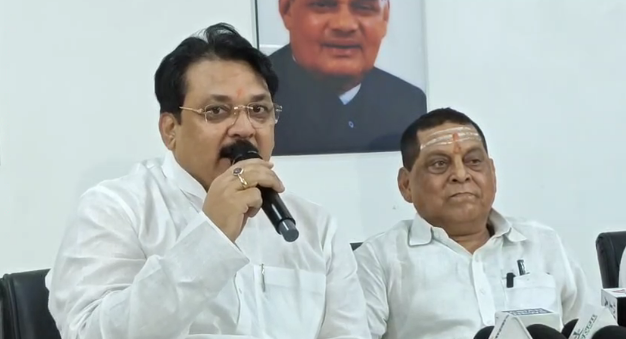 क्या तेजस्वी यादव के पास हैं दो वोटर ID? NDA ने चुनाव आयोग से पूछा- 'क्यों नहीं हो रही कार्रवाई?'