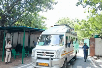चुनावी मोड में आए लालू प्रसाद यादव, वैनिटी वैन से पटना से आरा के लिए हुए रवाना