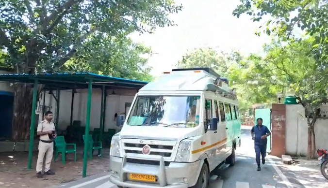 चुनावी मोड में आए लालू प्रसाद यादव, वैनिटी वैन से पटना से आरा के लिए हुए रवाना
