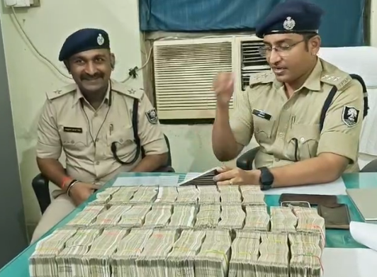 पटना में हवाला रैकेट का खुलासा: 55 लाख रुपए के साथ गुजरात के तीन लोग हिरासत में