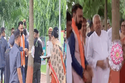 सिटी पोस्ट लाइव रक्षाबंधन के पावन पर्व पर, मुख्यमंत्री नीतीश कुमार ने आज पटना के इको पार्क में वृक्षों को राखी बांधकर पर्यावरण संरक्षण का एक अनूठा संदेश दिया। इस अवसर पर मुख्यमंत्री के साथ उपमुख्यमंत्री सम्राट चौधरी और कई अन्य मंत्री भी मौजूद थे। यह एक वार्षिक परंपरा है जिसे मुख्यमंत्री हर साल निभाते हैं, ताकि लोगों को वृक्षों के महत्व के प्रति जागरूक किया जा सके। मुख्यमंत्री ने कहा कि वृक्ष हमारे जीवन का आधार हैं। वे हमें शुद्ध हवा देते हैं और पर्यावरण को संतुलित रखने में मदद करते हैं। उन्होंने इस बात पर जोर दिया कि जिस तरह बहनें अपने भाई की रक्षा का वचन लेती हैं, उसी तरह हमें भी वृक्षों की रक्षा और उनका पोषण करने का संकल्प लेना चाहिए। उन्होंने लोगों से अधिक से अधिक पेड़ लगाने और उनकी देखभाल करने की अपील की। इस कार्यक्रम में उपमुख्यमंत्री सम्राट चौधरी ने भी वृक्षों को राखी बांधी और पर्यावरण के प्रति अपनी प्रतिबद्धता व्यक्त की। उन्होंने कहा कि बिहार सरकार पर्यावरण को सुरक्षित रखने के लिए प्रतिबद्ध है और राज्य में वृक्षारोपण को बढ़ावा देने के लिए लगातार प्रयास कर रही है। मुख्यमंत्री का यह कदम न केवल प्रतीकात्मक है, बल्कि यह एक महत्वपूर्ण संदेश भी देता है कि प्रकृति के साथ हमारा रिश्ता भाई-बहन के रिश्ते जैसा ही पवित्र और अटूट होना चाहिए। यह हमें याद दिलाता है कि हमारा अस्तित्व पर्यावरण पर निर्भर करता है और इसे सुरक्षित रखना हम सभी की सामूहिक जिम्मेदारी है।