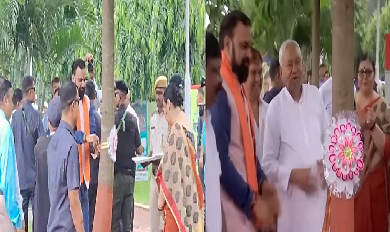 सिटी पोस्ट लाइव रक्षाबंधन के पावन पर्व पर, मुख्यमंत्री नीतीश कुमार ने आज पटना के इको पार्क में वृक्षों को राखी बांधकर पर्यावरण संरक्षण का एक अनूठा संदेश दिया। इस अवसर पर मुख्यमंत्री के साथ उपमुख्यमंत्री सम्राट चौधरी और कई अन्य मंत्री भी मौजूद थे। यह एक वार्षिक परंपरा है जिसे मुख्यमंत्री हर साल निभाते हैं, ताकि लोगों को वृक्षों के महत्व के प्रति जागरूक किया जा सके। मुख्यमंत्री ने कहा कि वृक्ष हमारे जीवन का आधार हैं। वे हमें शुद्ध हवा देते हैं और पर्यावरण को संतुलित रखने में मदद करते हैं। उन्होंने इस बात पर जोर दिया कि जिस तरह बहनें अपने भाई की रक्षा का वचन लेती हैं, उसी तरह हमें भी वृक्षों की रक्षा और उनका पोषण करने का संकल्प लेना चाहिए। उन्होंने लोगों से अधिक से अधिक पेड़ लगाने और उनकी देखभाल करने की अपील की। इस कार्यक्रम में उपमुख्यमंत्री सम्राट चौधरी ने भी वृक्षों को राखी बांधी और पर्यावरण के प्रति अपनी प्रतिबद्धता व्यक्त की। उन्होंने कहा कि बिहार सरकार पर्यावरण को सुरक्षित रखने के लिए प्रतिबद्ध है और राज्य में वृक्षारोपण को बढ़ावा देने के लिए लगातार प्रयास कर रही है। मुख्यमंत्री का यह कदम न केवल प्रतीकात्मक है, बल्कि यह एक महत्वपूर्ण संदेश भी देता है कि प्रकृति के साथ हमारा रिश्ता भाई-बहन के रिश्ते जैसा ही पवित्र और अटूट होना चाहिए। यह हमें याद दिलाता है कि हमारा अस्तित्व पर्यावरण पर निर्भर करता है और इसे सुरक्षित रखना हम सभी की सामूहिक जिम्मेदारी है।
