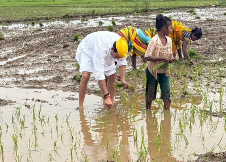 धान रोपनी के लिए खेत में उतरे तेज प्रताप:भोजपुर के शाहपुर सीट से प्रत्याशी किया घोषित, कहा- राजद सरकार गरीबों की आवाज बनेगी