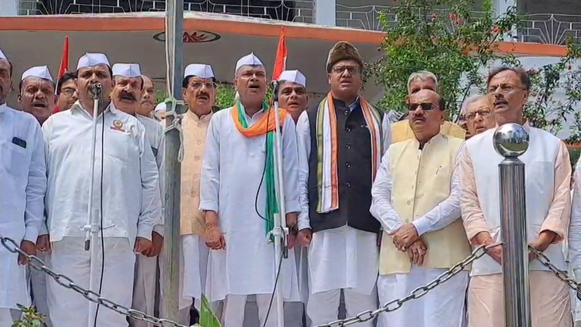 सदाकत आश्रम में कांग्रेस का झंडोत्तोलन, प्रदेश अध्यक्ष ने कहा- 'वोटर लिस्ट से नाम काटने वालों के खिलाफ लड़ेंगे'