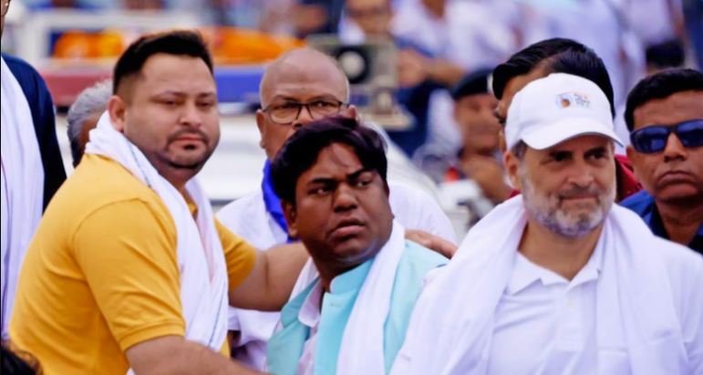मुंगेर कोर्ट में राहुल, तेजस्वी और मुकेश सहनी के खिलाफ परिवाद दायर, पीएम की मां पर अभद्र टिप्पणी का मामला