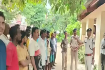 बिहार पुलिस का ‘गुंडा परेड’ अभियान, थाने में लग रही असामाजिक तत्वों की क्लास.
