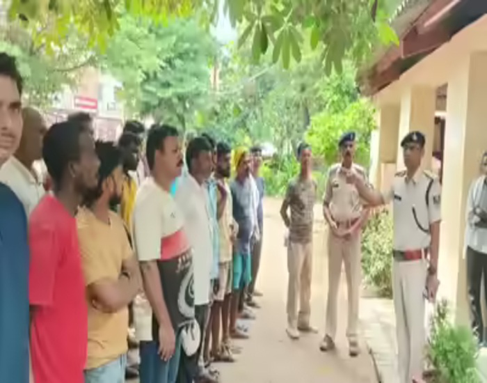 बिहार पुलिस का ‘गुंडा परेड’ अभियान, थाने में लग रही असामाजिक तत्वों की क्लास.