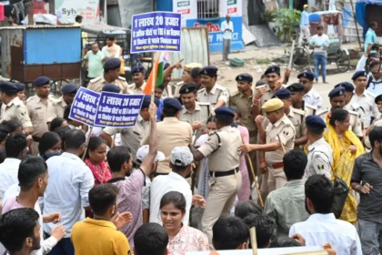 पुलिस भर्ती अभ्यर्थियों पर लाठीचार्ज, तिरंगे लगे डंडे से पिटाई के वीडियो वायरल