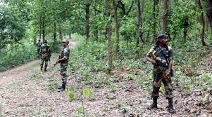 झारखंड में पुलिस-नक्सली मुठभेड़: 5 लाख का इनामी नक्सली ढेर, इंसास राइफल बरामद