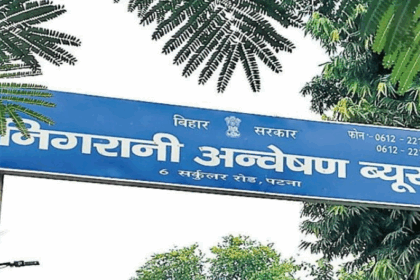 पटना के गर्दनीबाग में CO का धरना:निगरानी की कार्रवाई पर उठाए सवाल, कहा- सरकार का 80% काम हमसे, सिर्फ हम ही टारगेट हो रहे