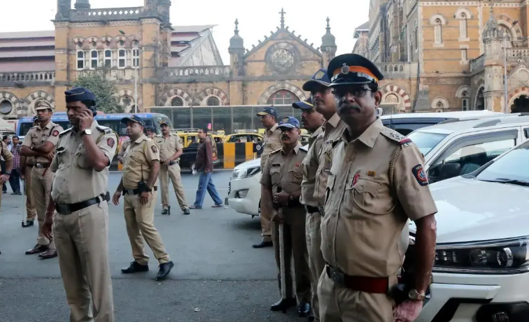 '14 पाकिस्तानी आतंकवादी, 400 किलो आरडीएक्स': धमकी भरे मैसेज के बाद मुंबई में हाई अलर्ट