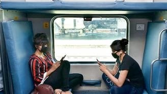रेलवे का बड़ा नियम: रात 10 बजे के बाद ट्रेन में रील्स और वीडियो देखना मना, नहीं लगाए हेडफोन तो होगी दिक्कत...