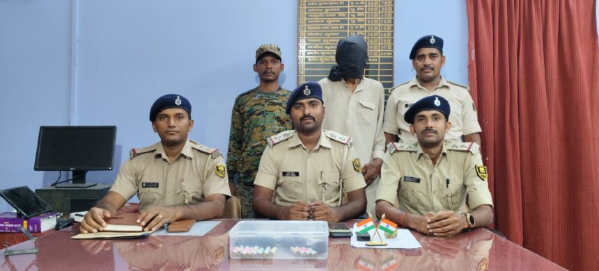 नवादा पुलिस ने एक कट्टा और 12 कारतूस के साथ बदमाश को दबोचा, जमीनी विवाद में भतीजे पर तानी थी बंदूक