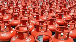 LPG सिलेंडर की कीमतों में बड़ी कटौती, आज से लागू हुईं नई दरें