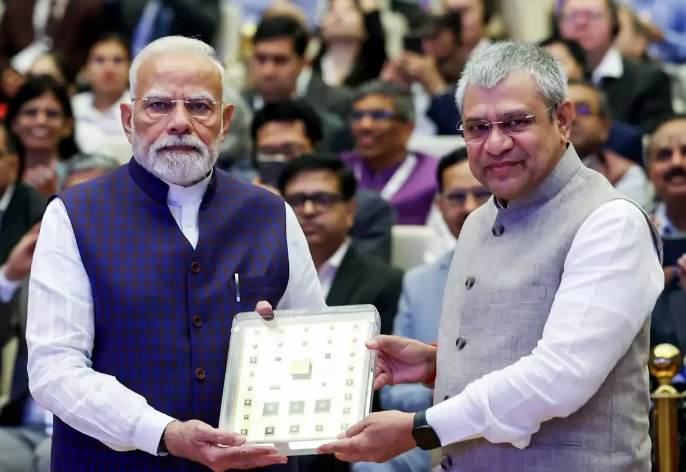 विक्रम-32' चिप पीएम मोदी को सौंपी गई, अंतरिक्ष मिशन के लिए भारत का स्वदेशी 'डिजिटल हीरा'