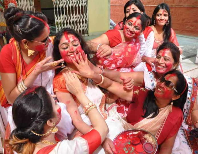 मां दुर्गा की विदाई से पहले सिंदूर खेला क्यों जरूरी है, जानिए इस रस्म का महत्व...