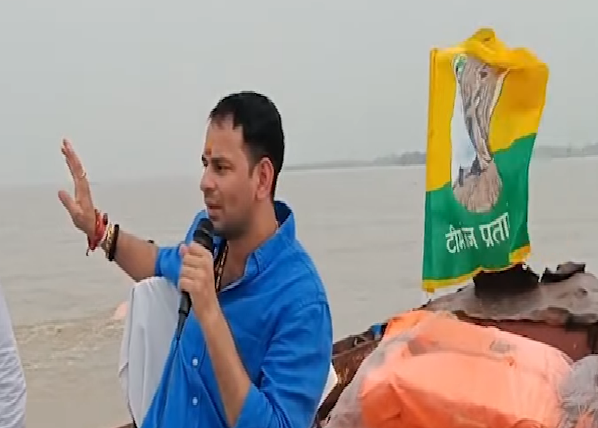 तेजस्वी के गढ़ में पहुंचे तेज प्रताप, बाढ़ पीड़ितों को बांटे राहत सामग्री : "भाई-भाई में सियासी जंग"