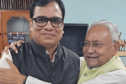 जदयू को बड़ा झटका: नाराज 'कद्दावर' सवर्ण नेता डॉ. संजीव कुमार ने थामा राजद का दामन, परबत्ता में NDA के सियासी समीकरण बदले