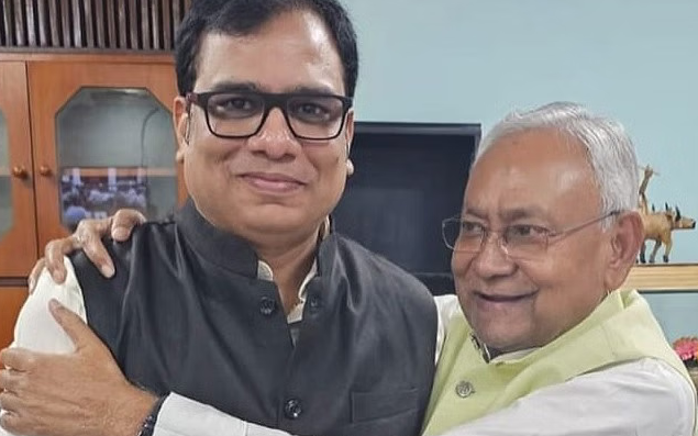 जदयू को बड़ा झटका: नाराज 'कद्दावर' सवर्ण नेता डॉ. संजीव कुमार ने थामा राजद का दामन, परबत्ता में NDA के सियासी समीकरण बदले