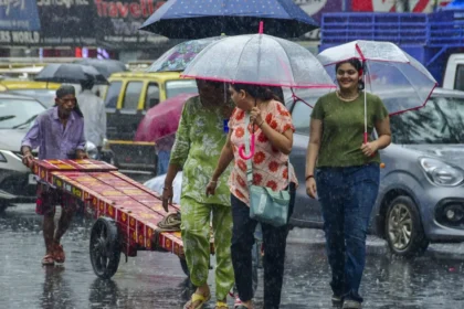 बिहार में बरसात का कहर: सालभर का रिकॉर्ड टूटा, तीन जिलों में रेड अलर्ट जारी!...