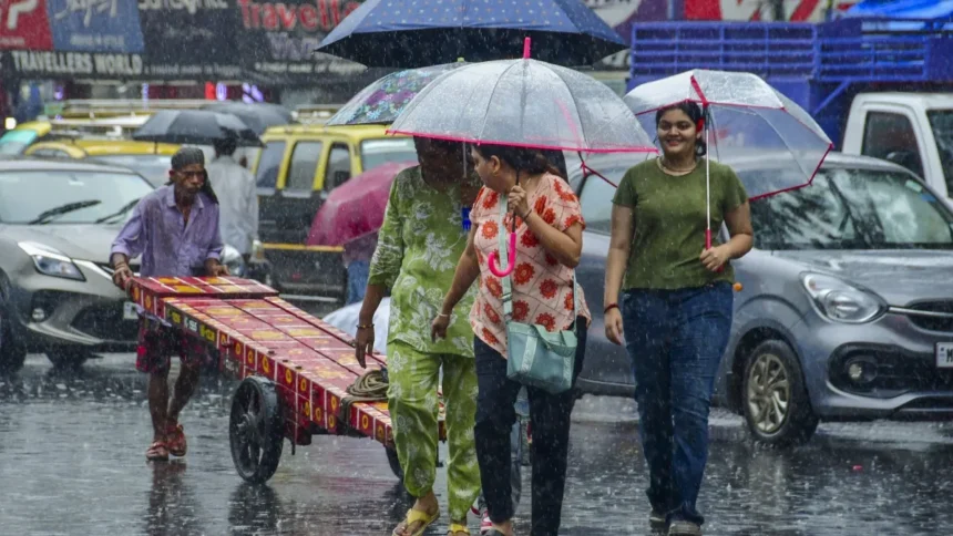 बिहार में बरसात का कहर: सालभर का रिकॉर्ड टूटा, तीन जिलों में रेड अलर्ट जारी!...