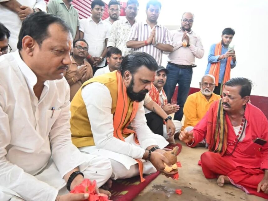 सम्राट चौधरी की पूजा से शुरू हुआ चुनावी रंगमंच, नितिन नवीन ने कालीघाट में की आरती...