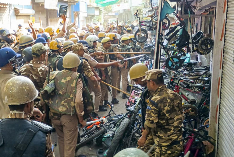 "आई लव मुहम्मद" विवाद: बरेली में हाई अलर्ट, जुमे की नमाज़ से पहले सुरक्षा सख्त; चार जिलों में इंटरनेट बंद