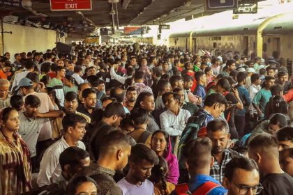 छठ पर ट्रेनों में भारी भीड़ भीड़ नियंत्रण की रणनीति; पटना जंक्शन पर पार्किंग बंद, बनाए गए 'होल्डिंग एरिया'