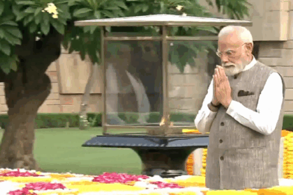पीएम मोदी और राष्ट्रपति मुर्मू ने बापू को दी श्रद्धांजलि, 'विकसित भारत' के निर्माण में उनके पथ पर चलने का संकल्प
