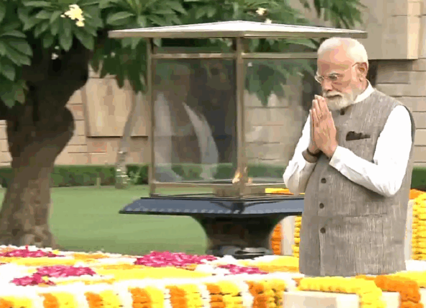 पीएम मोदी और राष्ट्रपति मुर्मू ने बापू को दी श्रद्धांजलि, 'विकसित भारत' के निर्माण में उनके पथ पर चलने का संकल्प