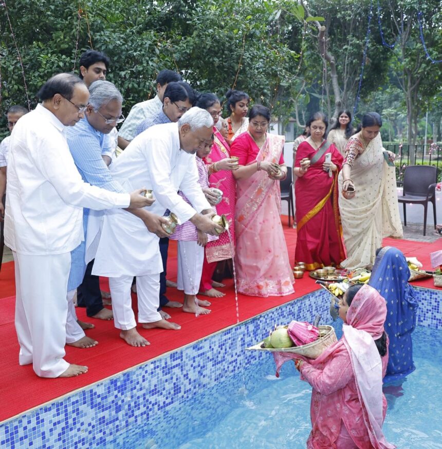 छठ महापर्व 2025: सूर्य को अर्घ्य के साथ संपन्न हुई चार दिवसीय पूजा, सीएम नीतीश ने टेका माथा