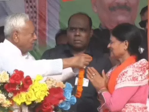 महिला कैंडिडेट को गले में माला पहनाई, संजय झा ने हाथ पकड़ा तो नीतीश बोले– “ई गजब आदमी है भाई!”…