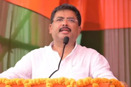 पूर्व सांसद संतोष कुशवाहा की घर वापसी! लालटेन थामते ही धमदाहा सीट पर मची हलचल, महागठबंधन ने बढ़ाई तैयारी…