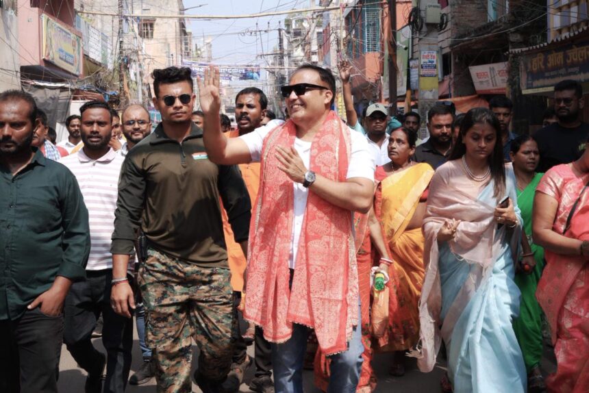 शिवदीप लांडे ने जमालपुर से भरा नामांकन, पत्नी डॉ. ममता के साथ मांगी जनता की अदालत में सेवा की अनुमति
