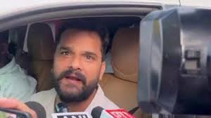 खेसारी लाल यादव का भोजपुरी तड़का! पटना एयरपोर्ट पर कहा- ‘चंदा देवी मान जातीं तो मेरा सपना पूरा हो जाता’...