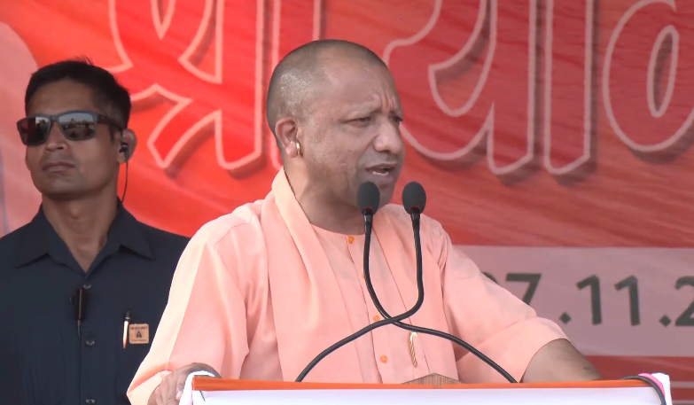 सीएम योगी आदित्यनाथ का आरजेडी-कांग्रेस पर करारा हमला: बिहार को अंधेरे में झोंकने वाले अब राशन हजम करने आए हैं