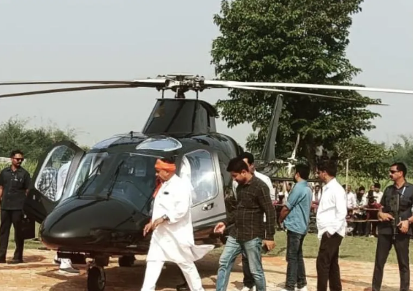 चनपटिया में चिराग पासवान के हेलीकॉप्टर में तकनीकी खराबी के कारण एक घंटे तक रुके रहे केंद्रीय मंत्री