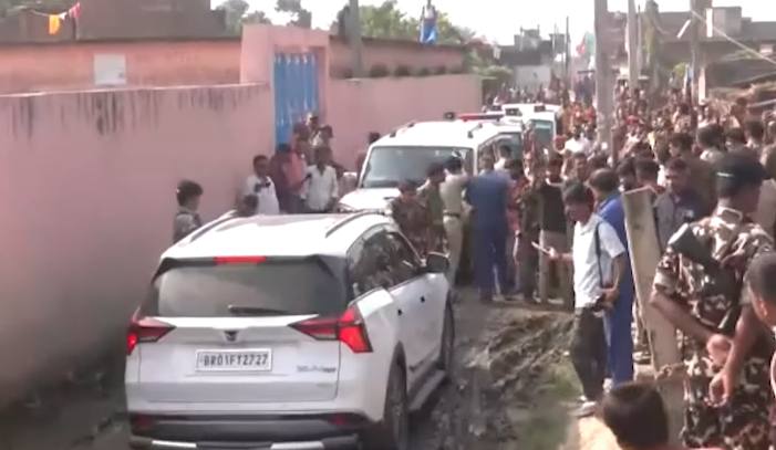 लखीसराय में डिप्टी सीएम विजय सिन्हा के काफिले पर हमला, फेंके गए पत्थर और गोबर; चुनाव आयोग का DGP को कड़ा निर्देश